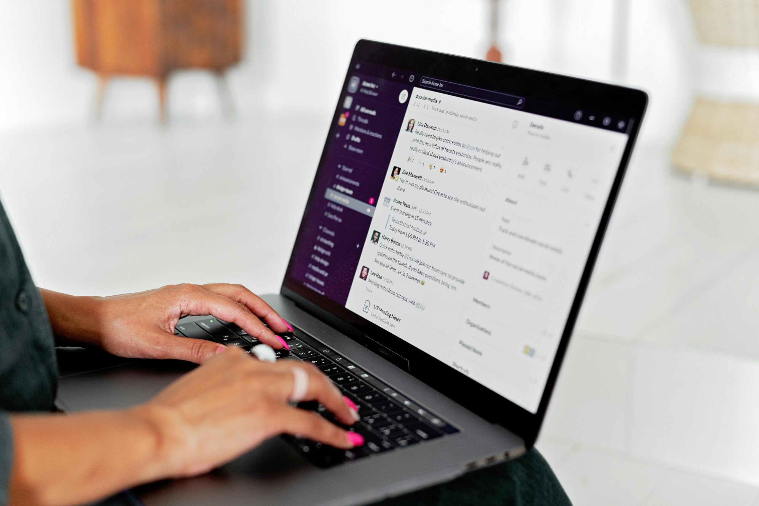 E-mail management doesn't have to be hard, but many people struggle with how to deal with it effectively. (Picture courtesy of Mikhail Nilov and Pexels).